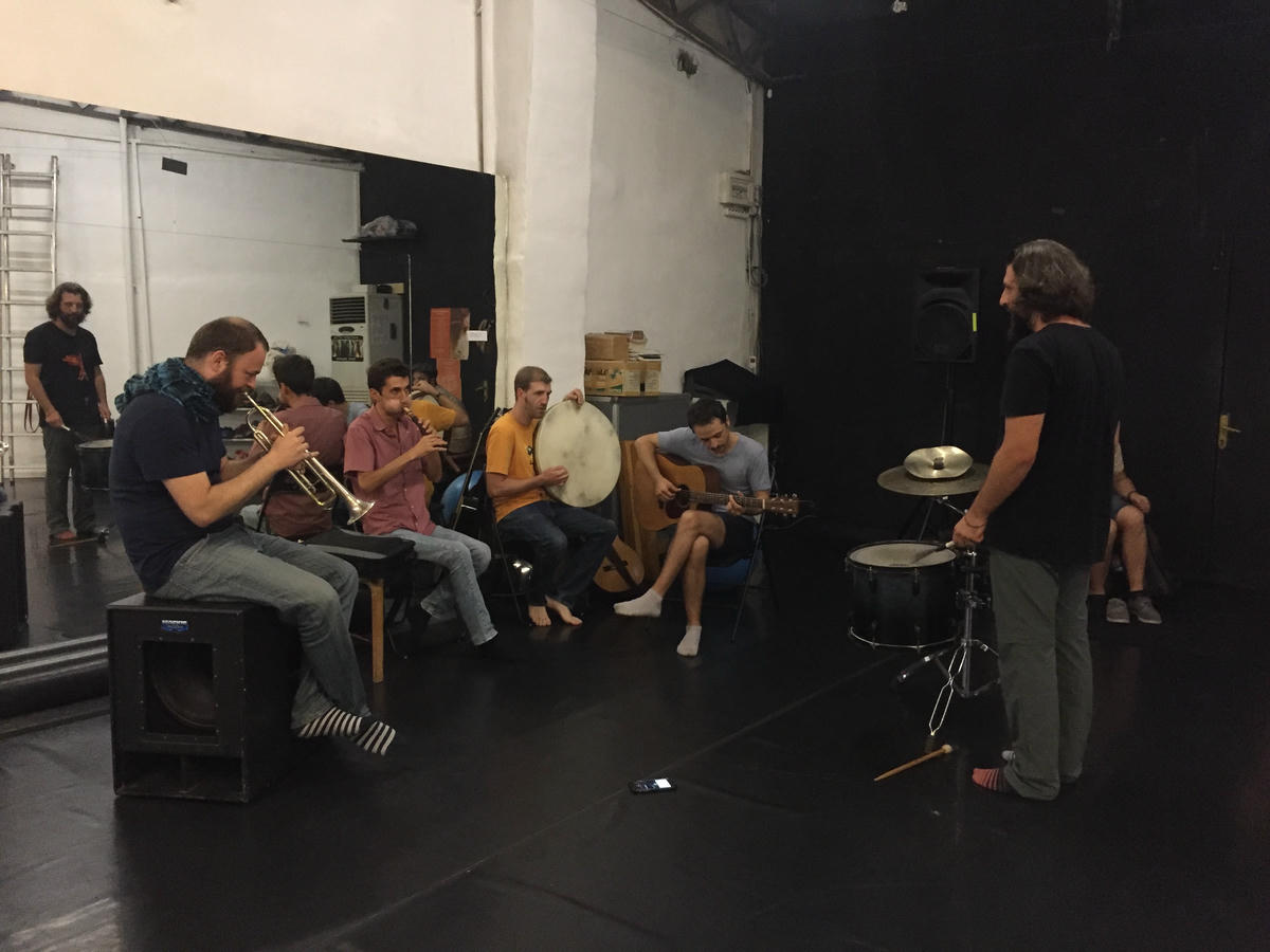 Արսէն շշուկով մը անցաւ Պոլիսէն